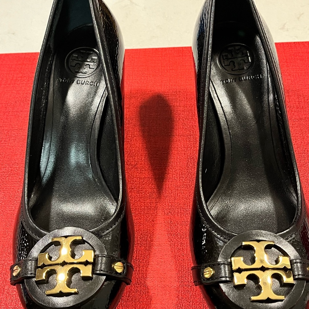 TORY BURCH PRE-LOVED AUTHENTIC SIGNATURE DOUBLE ‘T’ GOLD GENUINE LEATHER SHOES - Picture 16 of 17